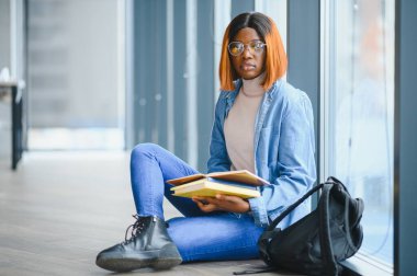 Üniversitede genç Afrikalı-Amerikalı öğrenci.