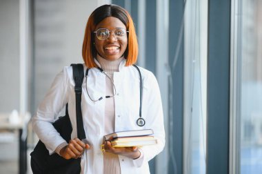 Tıbbi Staj Konsepti. Beyaz Önlüklü Genç Siyah Doktor 'un Portresi.