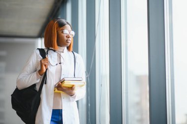 Afrikalı Amerikalı kız tıp öğrencisi..