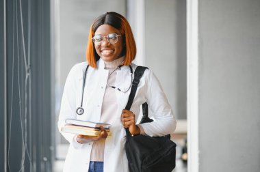 Tıbbi Staj Konsepti. Beyaz Önlüklü Genç Siyah Doktor 'un Portresi.