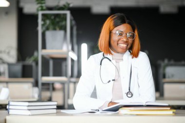 Tıbbi Staj Konsepti. Beyaz Önlüklü Genç Siyah Doktor 'un Portresi.