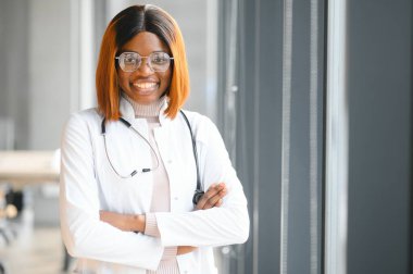 Tıp, insan ve sağlık konsepti - Afro-Amerikan kadın doktor veya hastanede hemşire