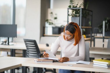 güzel Bayan Üniversite öğrenci Kitaplığı'nda