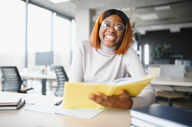 Sınıfta okuyan, üniversite ödevi üzerinde çalışan ciddi bir Afrikalı Amerikalı kız öğrenciye odaklanmış..