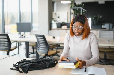 güzel Bayan Üniversite öğrenci Kitaplığı'nda
