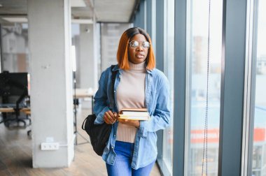 Üniversitedeki Afrikalı Amerikalı genç bir kızın portresi..