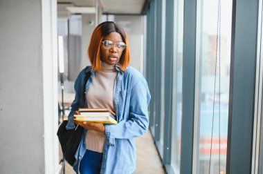 Üniversitedeki Afrikalı Amerikalı genç bir kızın portresi..