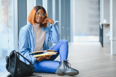 Üniversitede genç Afrikalı-Amerikalı öğrenci.