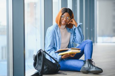 Üniversitede genç Afrikalı-Amerikalı öğrenci.