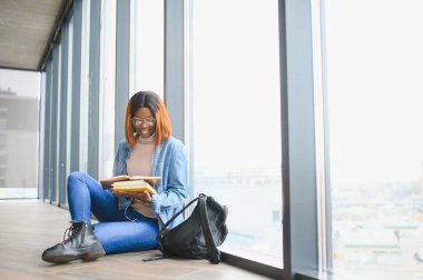 Üniversitede genç Afrikalı-Amerikalı öğrenci.