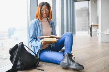 Üniversitedeki Afrikalı Amerikalı genç bir kızın portresi..