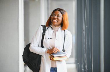 Tıp fakültesi koridorunda Afro-Amerikalı bir kız öğrenci..