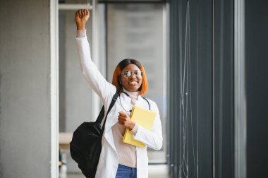 Tıp fakültesi koridorunda Afro-Amerikalı bir kız öğrenci..