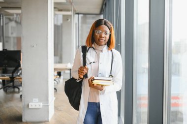 Tıbbi Staj Konsepti. Beyaz Önlüklü Genç Siyah Doktor 'un Portresi.
