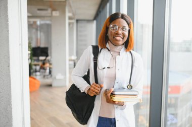 Tıp fakültesi koridorunda Afro-Amerikalı bir kız öğrenci..