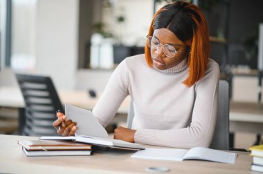 Üniversitedeki Afrikalı Amerikalı genç bir kızın portresi..