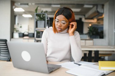 Üniversitedeki Afrikalı Amerikalı genç bir kızın portresi..