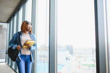 Üniversitede genç Afrikalı-Amerikalı öğrenci.