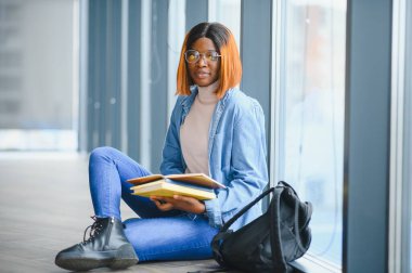 Üniversitedeki Afrikalı Amerikalı genç bir kızın portresi..