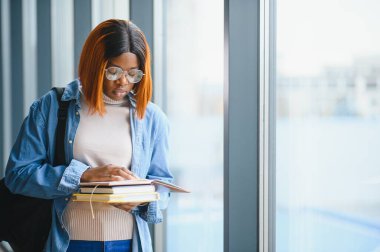 Üniversitede genç Afrikalı-Amerikalı öğrenci.