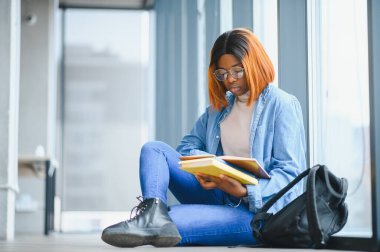 Üniversitedeki Afrikalı Amerikalı genç bir kızın portresi..