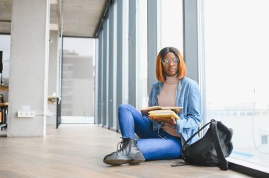 Üniversitedeki Afrikalı Amerikalı genç bir kızın portresi..