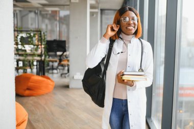 Afrikalı Amerikalı kız tıp öğrencisi..