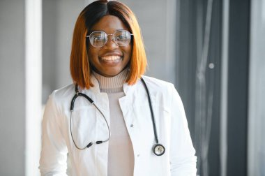 Genç, güzel bir Afro-Amerikan kadın hemşire ya da doktor portresi. Sağlık hizmetleri kavramı.