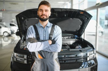 Sorun çözme süreci. Otomobil tamircisi garajda çalışıyor. Onarım servisi.