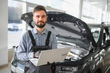 Araba Atölye kısayollarımı bilgisayar tanılama programı kullanarak otomatik mekanik.