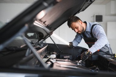 Sorun çözme süreci. Otomobil tamircisi garajda çalışıyor. Onarım servisi.