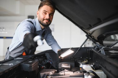 Sorun çözme süreci. Otomobil tamircisi garajda çalışıyor. Onarım servisi.