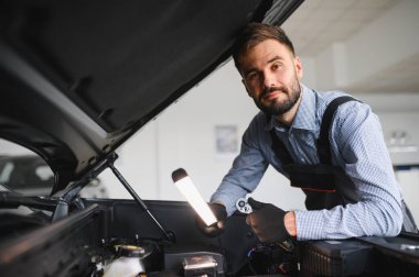 Sorun çözme süreci. Otomobil tamircisi garajda çalışıyor. Onarım servisi.
