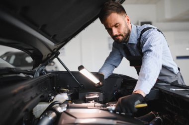 Sorun çözme süreci. Otomobil tamircisi garajda çalışıyor. Onarım servisi.