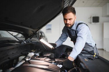 Sorun çözme süreci. Otomobil tamircisi garajda çalışıyor. Onarım servisi.
