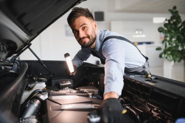 Sorun çözme süreci. Otomobil tamircisi garajda çalışıyor. Onarım servisi.