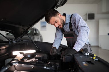 Sorun çözme süreci. Otomobil tamircisi garajda çalışıyor. Onarım servisi.
