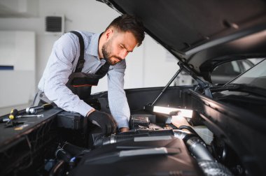 Sorun çözme süreci. Otomobil tamircisi garajda çalışıyor. Onarım servisi.