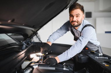 Sorun çözme süreci. Otomobil tamircisi garajda çalışıyor. Onarım servisi.