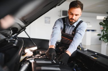 Sorun çözme süreci. Otomobil tamircisi garajda çalışıyor. Onarım servisi.