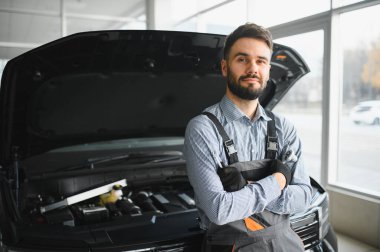 Otomobil tamircisi garajda çalışıyor.