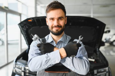 Otomobil tamircisi garajda çalışıyor.