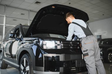 Sorun çözme süreci. Otomobil tamircisi garajda çalışıyor. Onarım servisi.