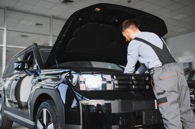 Otomobil tamircisi garajda çalışıyor.