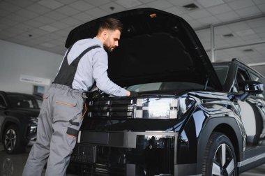 Sorun çözme süreci. Otomobil tamircisi garajda çalışıyor. Onarım servisi.