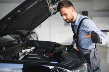 Sorun çözme süreci. Otomobil tamircisi garajda çalışıyor. Onarım servisi.