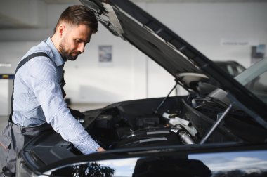 Sorun çözme süreci. Otomobil tamircisi garajda çalışıyor. Onarım servisi.