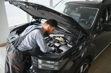 Sorun çözme süreci. Otomobil tamircisi garajda çalışıyor. Onarım servisi.