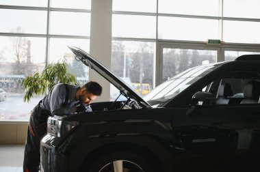 Sorun çözme süreci. Otomobil tamircisi garajda çalışıyor. Onarım servisi.