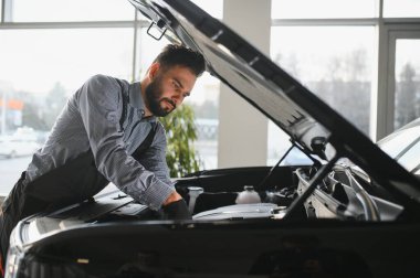 Sorun çözme süreci. Otomobil tamircisi garajda çalışıyor. Onarım servisi.